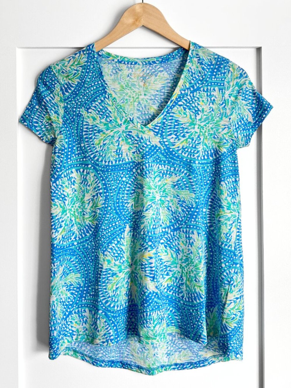 Lilly Pulitzer Etta Tropic Like It's Hot Blue Green Floral V Neck Tee Size XS